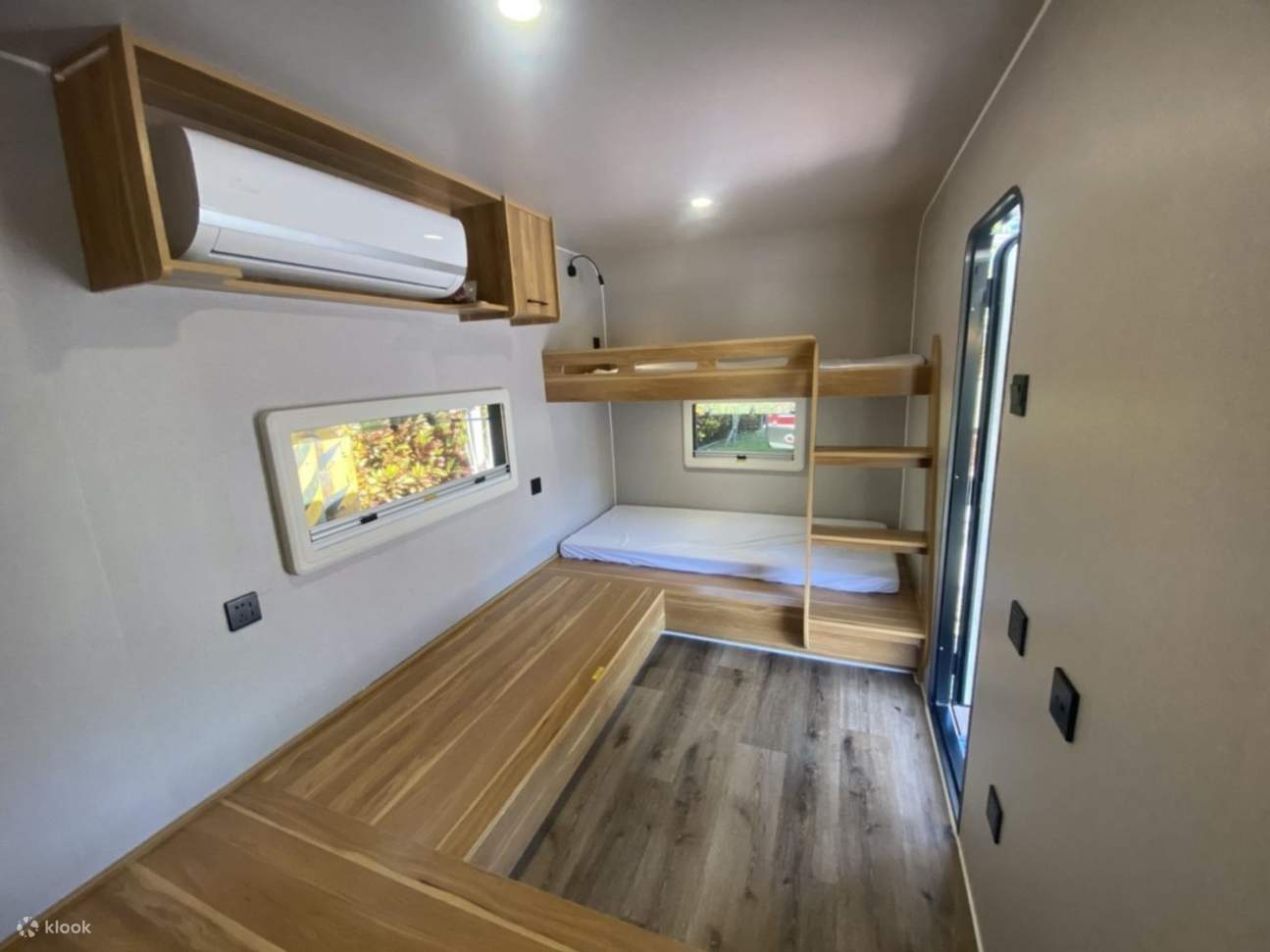 Bên trong xe cắm trại